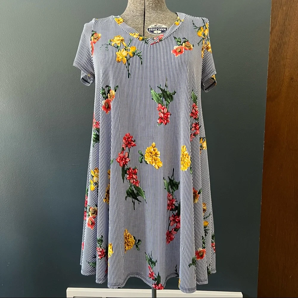 Entro floral and striped trapeze tent dress with tie back - Picture 2 of 7